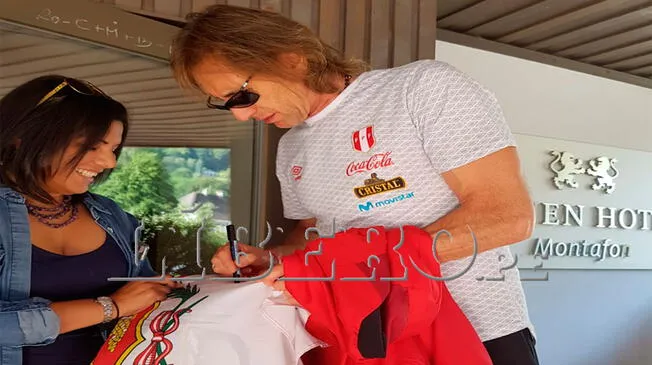 Ricardo Gareca firmó autógrafos a hinchas peruanos 