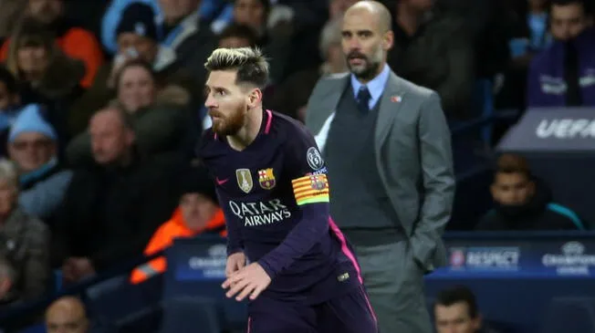 Pep Guardiola mira a Lionel Messi durante un Manchester City-Barcelona.