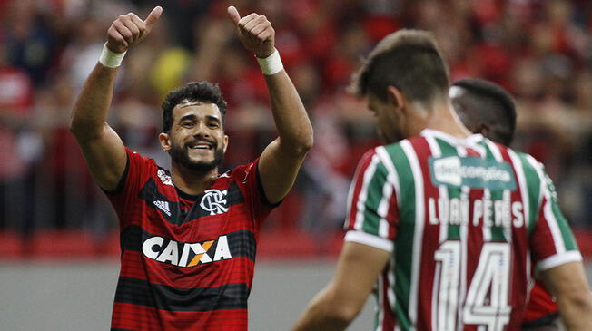 Henrique Dourado celebra el primer gol del Flamengo ante Fluminense.