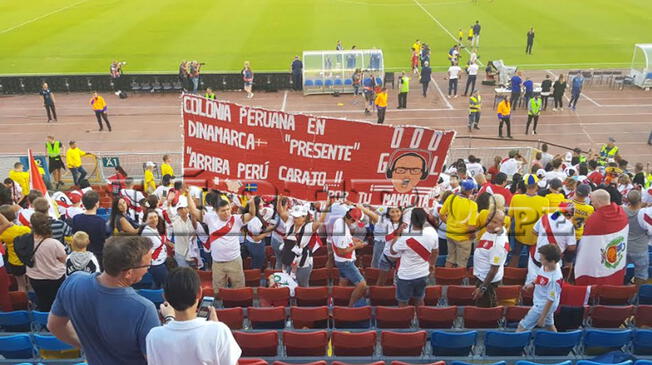 Barra llevó al Perú vs. Suecia banderola en homenaje a Daniel Peredo.