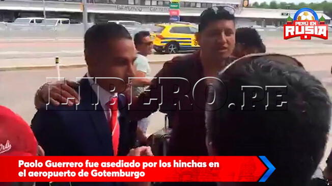 Paolo Guerrero fue asediado por los hinchas en el aeropuerto de Gotemburgo