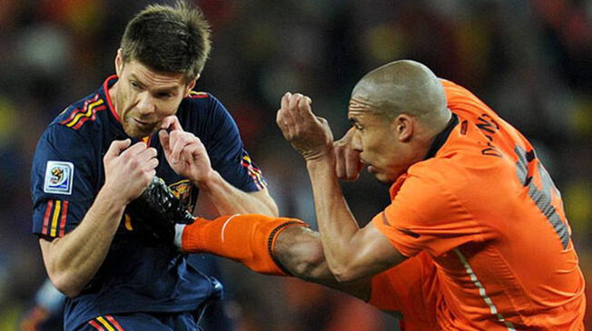 La patada Nigel de Jong a Xabi Alonso en la final del Mundial de 2010 quedó para la historia.