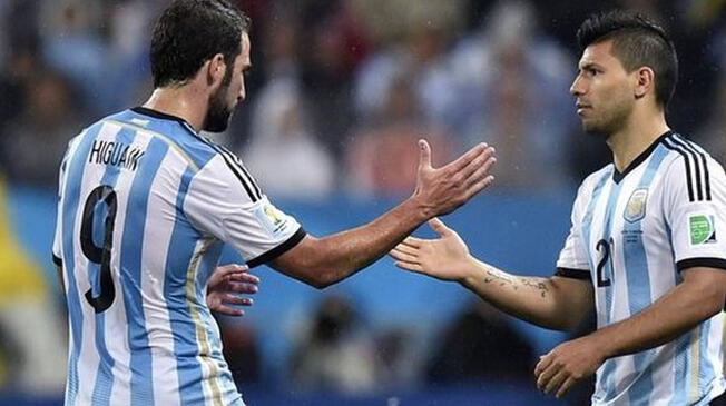 Agüero le está ganando la 'pulseada' a Higuaín.