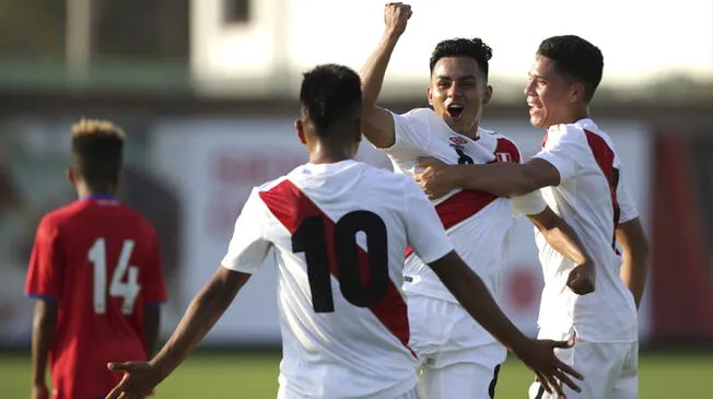 La Selección Peruana Sub-17 celebra un gol ante Costa Rica.