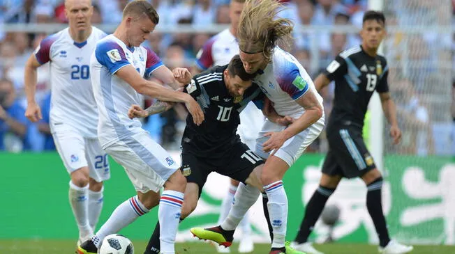 Lionel Messi es bien controlado por los zagueros de Islandia.