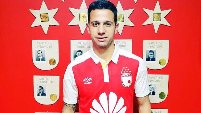 Diego Guastavino posa como nuevo jugador del Independiente Santa Fe.
