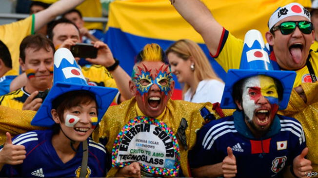 Hinchas japoneses recogen basura tras el partido frente a Colombia en el Mundial | Video