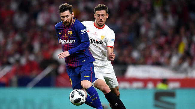 Clement Lenglet disputa un balón con Lionel Messi