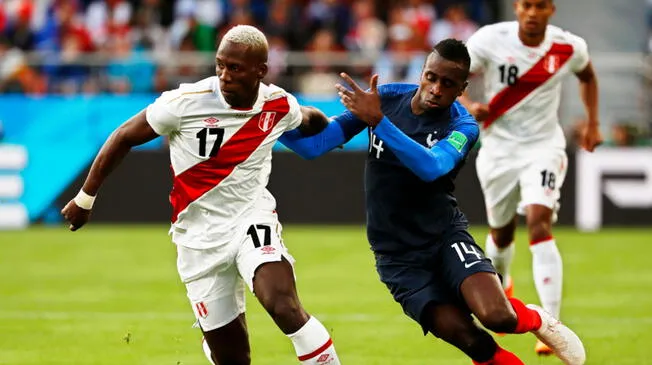 Luis Advíncula remató al arco desde fuera del área y casi anota. Foto: EFE