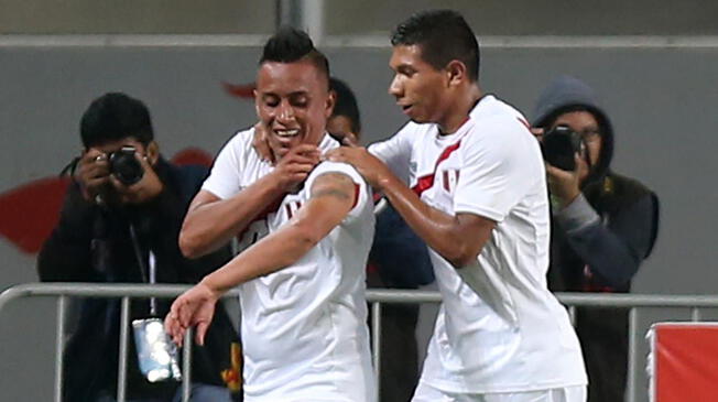 Christian Cueva y Edison Flores celebran un gol de la Selección Peruana.