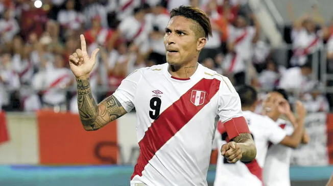 Paolo Guerrero celebra un gol con la Selección Peruana.