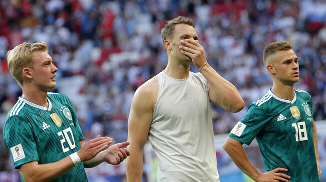 Julian Brandt, Manuel Neur y Joshua Kimmich se lamentan la eliminación de Alemania.