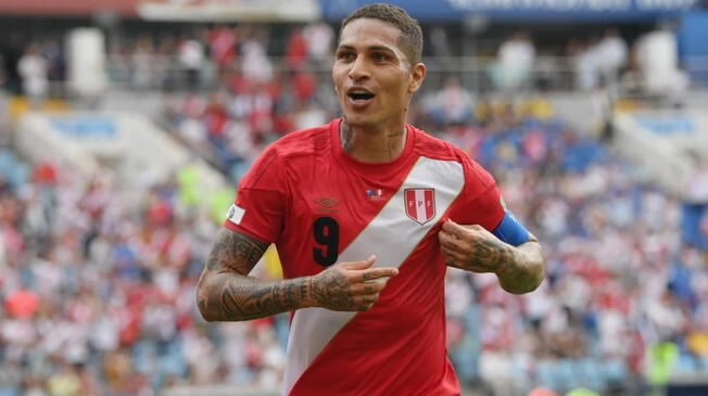 Paolo Guerrero celebra su gol con Perú ante Australia.