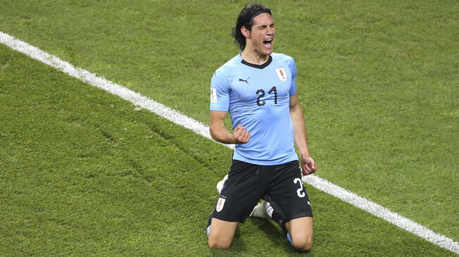 Cavani celebra el primero de 'La Celeste' con un potente cabezazo.