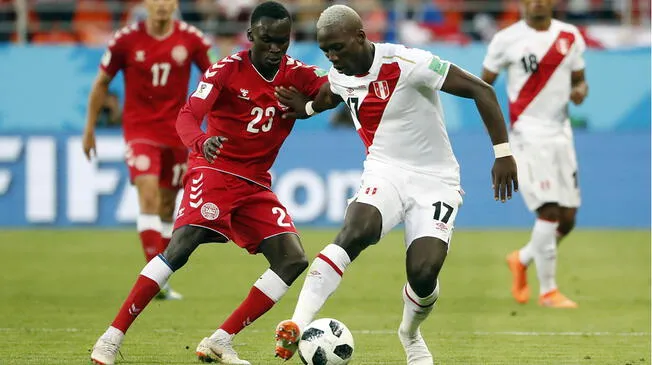 Luis Advíncula disputa un balón con Pione Sisto.