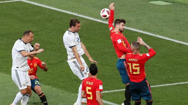 Gerard Piqué cometió este penal que complica la clasificación de España. Foto: EFE