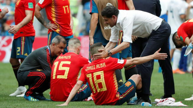 Fernando Hierro consuela a Sergio Ramos y Iago Aspas. Foto: EFE