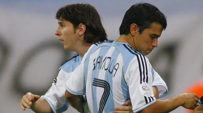 Javier Saviola y Lionel Messi es escena. 