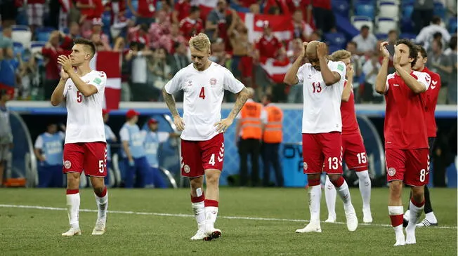 Los jugadores de Dinamarca se lamentan la eliminación del Mundial Rusia 2018.