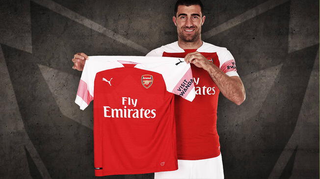 Sokratis Papastathopoulos posa con la camiseta del Arsenal.