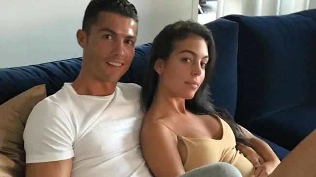 Cristiano Ronaldo se encuentra de vacaciones junto a su novia, mientras su futuro futbolístico sigue siendo una interrogante.