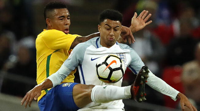 Gabriel Jesus (Manchester City) y Jesse Lingard (Manchester United) disputan un balón.