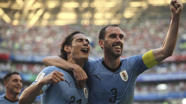 Edinson Cavani celebra uno de sus goles con Diego Godín.