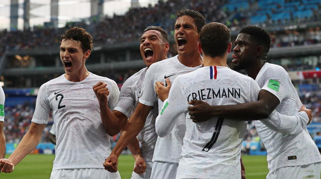 Varane festeja con Griezmann el primero del partido.