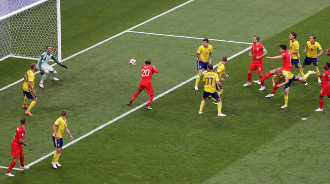 Harry Maguire acaba de conectar de cabeza y marcará el primero para Inglaterra ante Suecia. 