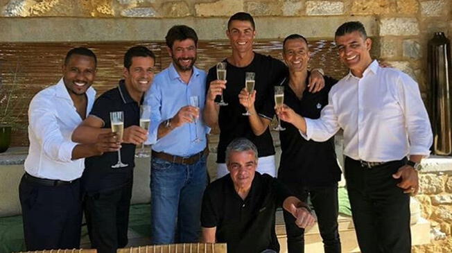 Cristiano Ronaldo celebra su pase a la Juventus con el presidente Agnelli .