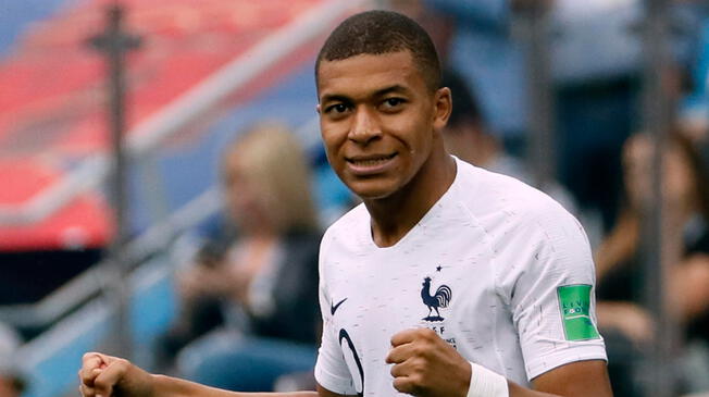 Kylian Mbappé se quedó dormido en el avión y sus compañeros hicieron de las suyas. Foto: EFE