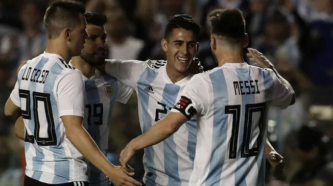Cristian Pavón celebra con Lionel Messi luego de un gol de la Selección Argentina.