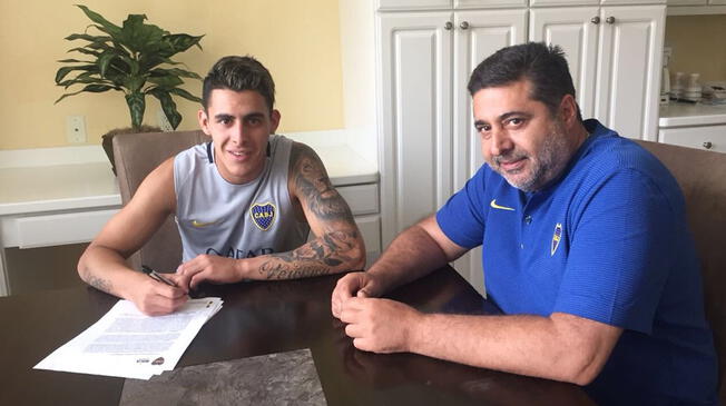 Cristian Pavón firmando su nuevo contrato al lado de Daniel Angelici.