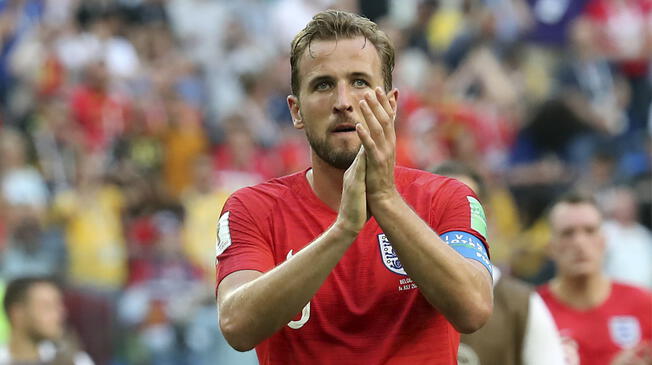 Harry Kane aplaude a la afición inglesa en el Mundial Rusia 2018.