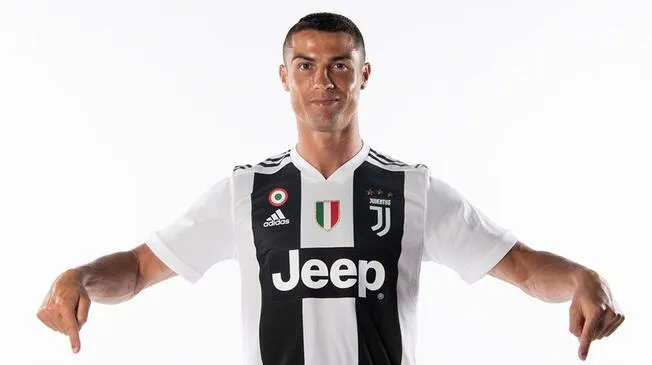 Cristiano Ronaldo posa con la camiseta de la Juventus.