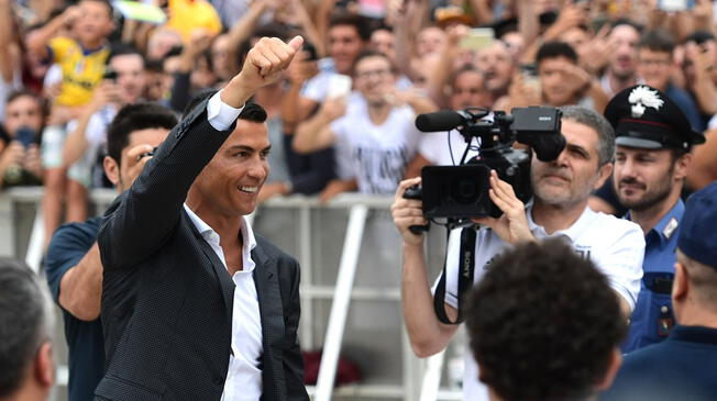 Cristiano Ronaldo saluda a los hinchas de la Juventus.
