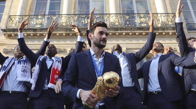 Hugo Lloris cargando la Copa del Mundo ganado en Rusia. 