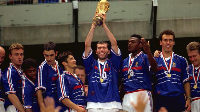 Zinedine Zidane levantó la copa del mundo en 1998. 