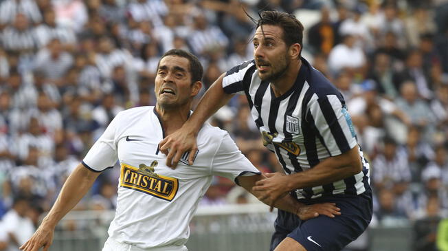 Claudio Pizarro con la camiseta de Alianza Lima durante el Día del Hincha Blanquiazul 2014.