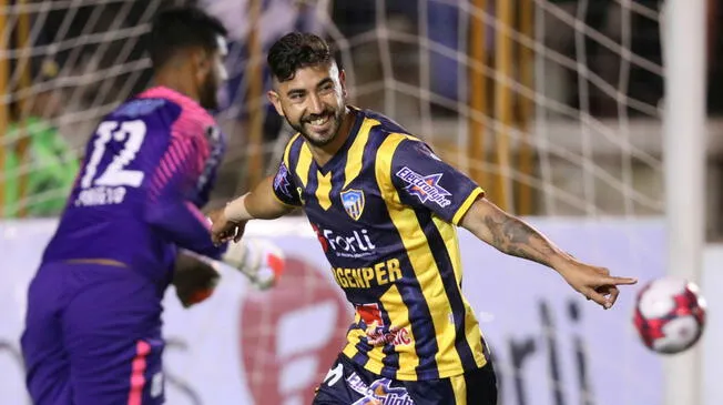 Tulio Etchemaite celebra un gol con Sport Rosario ante Alianza Lima