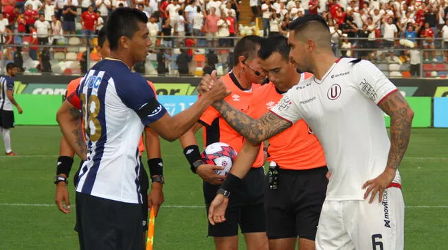Rinaldo Cruzado y Juan Vargas se saludan antes de un clásico.