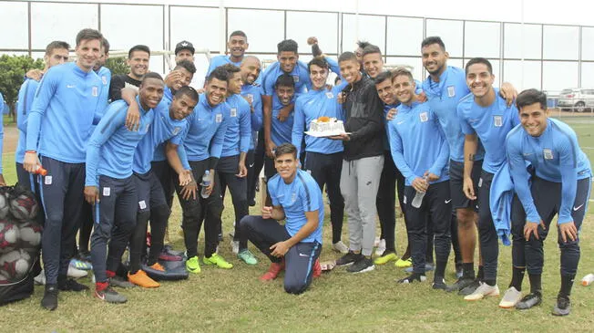 El cumpleañero Luis Garro y sus compañeros de Alianza Lima.