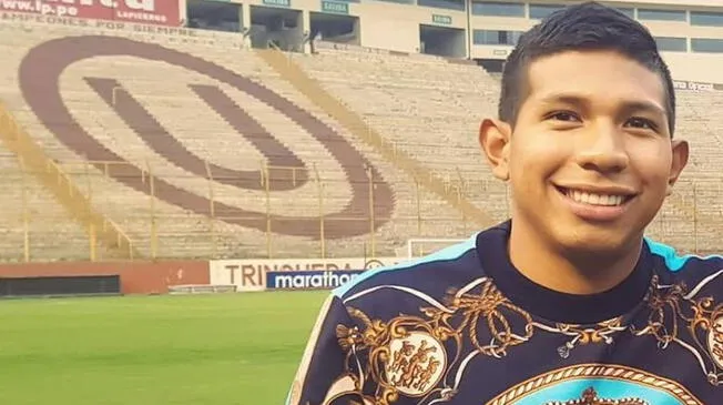 Edison Flores posa en el Estadio Monumental, con la "U" de fondo.