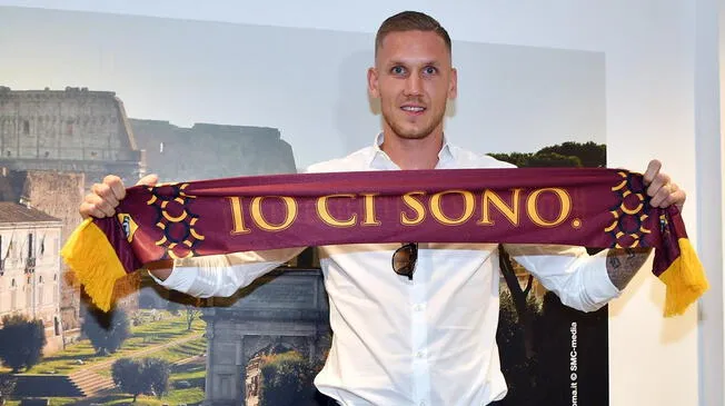 Robin Olsen posa como nuevo jugador del AS Roma. Robin Olsen posa como nuevo jugador del AS Roma.