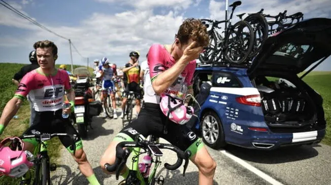 Los ciclistas del Tour de France quedaron detenidos por los incidentes. 