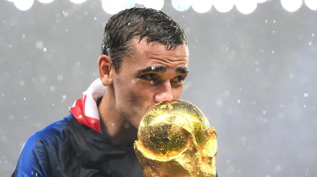 Antoine Griezmann besa el trofeo de la Copa del Mundo.