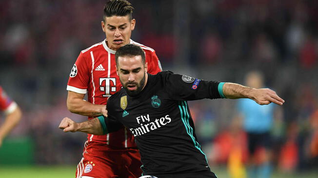 James Rodríguez disputa un balón con Dani Carvajal en un Bayern Múnich-Real Madrid.