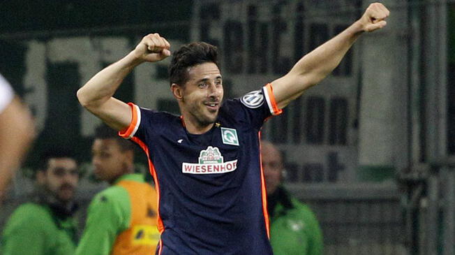 Claudio Pizarro celebra un gol con el Werder Bremen
