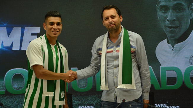 Paolo Hurtado posa junto un vicepresidente del Konyaspor.