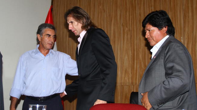 Ni Ricardo Gareca ni Juan Carlos Oblitas quieren tomarse la foto con Edwin Oviedo.